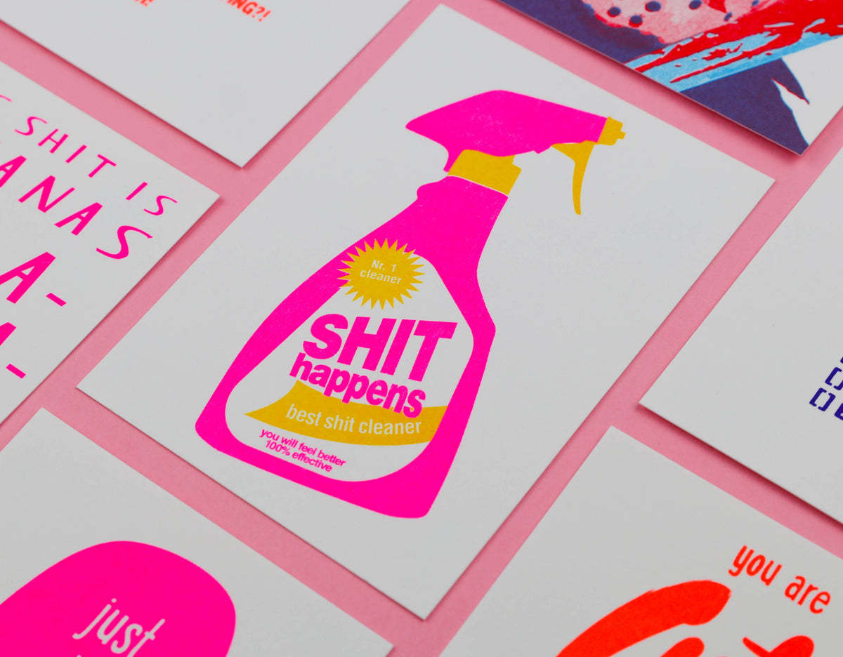 Studio Inktvis - Shit Happens Reinigingsspuitfles Risograph Postkaart