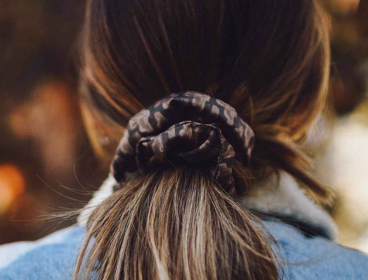 Tirzah Lane - Westernzadel Arena Bruin Scrunchie Cowgirl Haaraccessoire