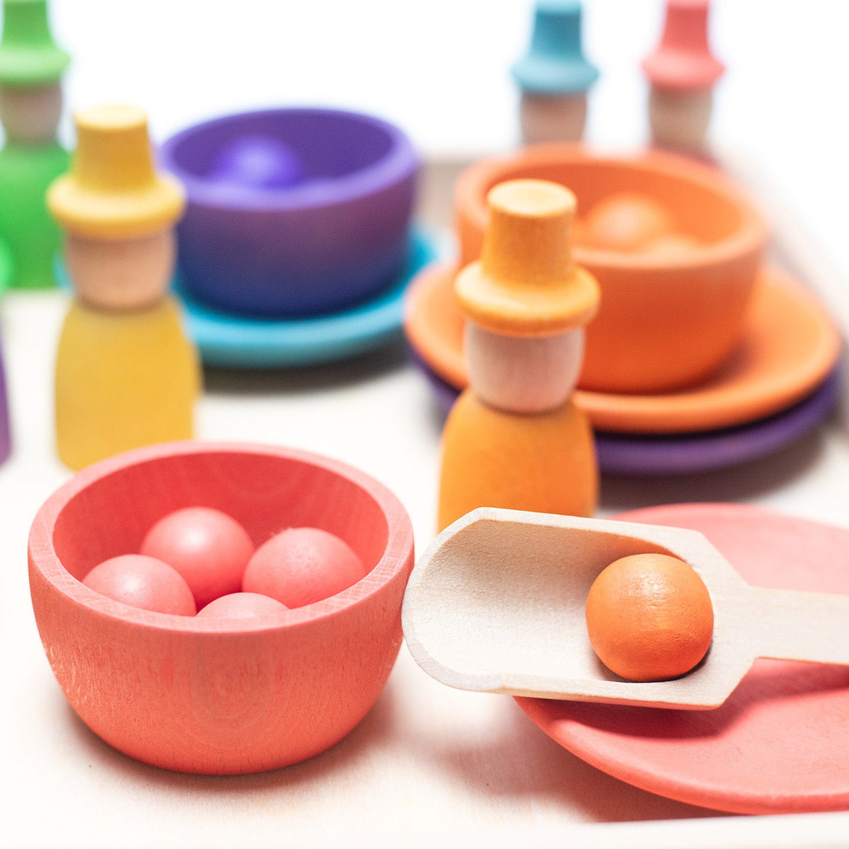 Houten speelgoed – Gekleurde poppetjes, schaaltjes en balletjes op dienblad