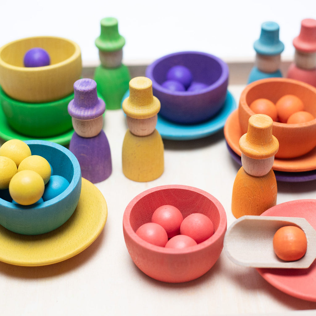 Houten speelgoed – Gekleurde poppetjes, schaaltjes en balletjes op dienblad