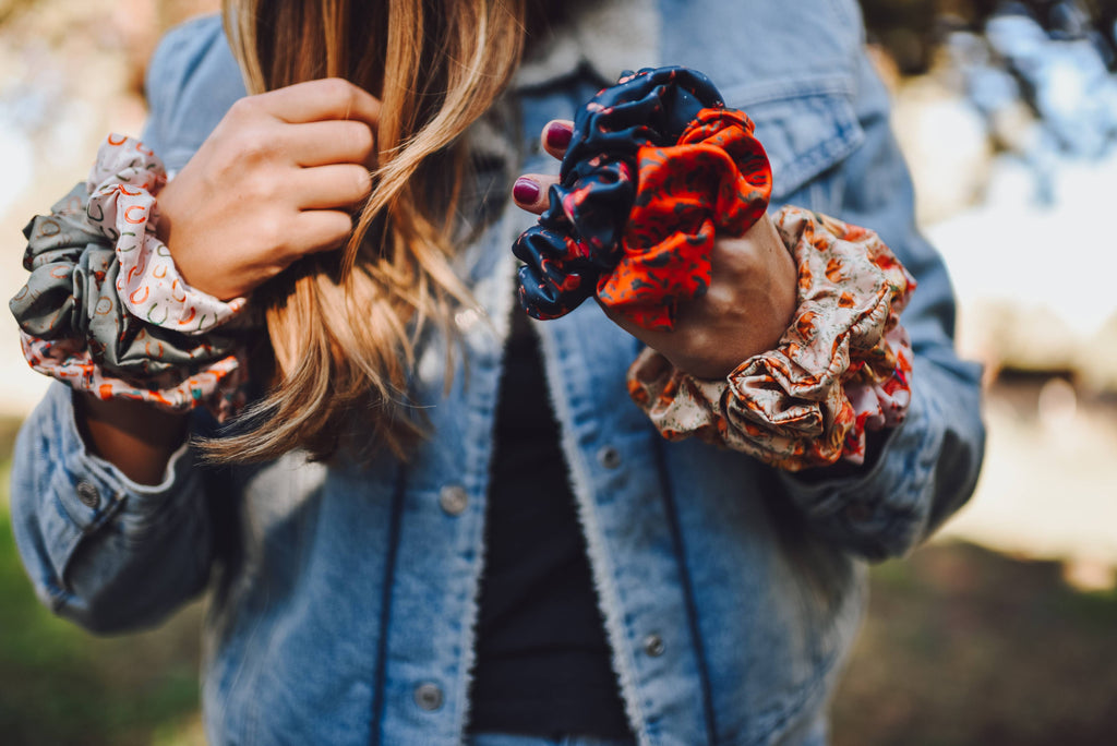Tirzah Lane - Westernzadel Arena Bruin Scrunchie Cowgirl Haaraccessoire