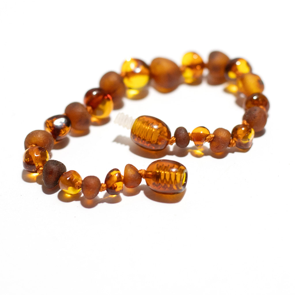 Barnsteen armbandje – ronde kraaltjes – gepolijst/ruw – 14 cm – Cognac
