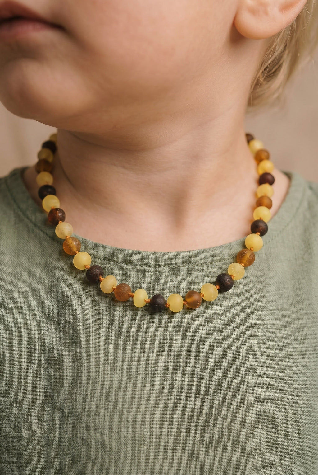 Barnsteen ketting – ruwe ronde kraaltjes – 33 cm – 4 kleuren