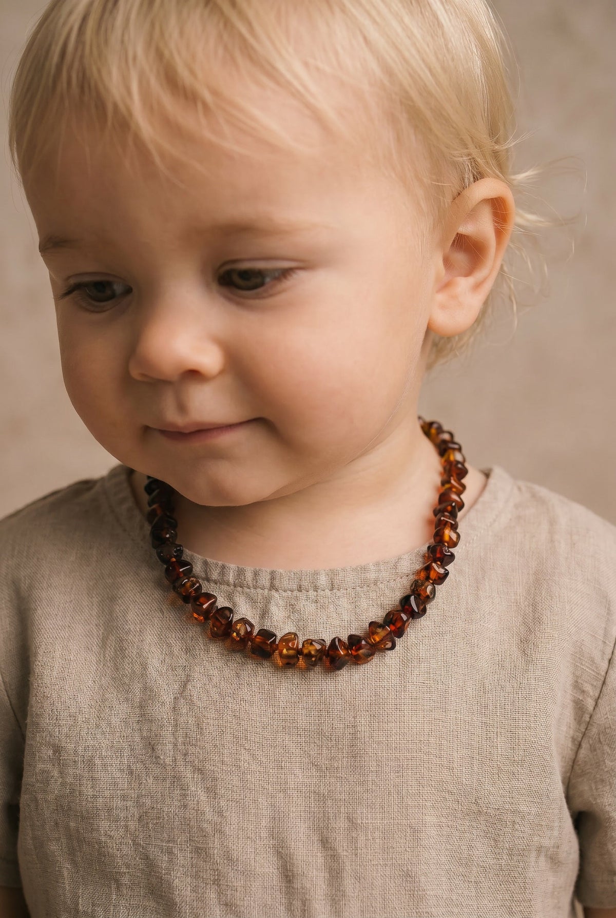 Barnsteen ketting – afgevlakte gepolijste kraaltjes – 33 cm – Bruin