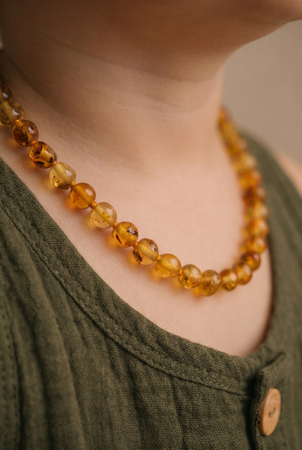 Barnsteen ketting – honing – gepolijste ronde steentjes – 33 cm