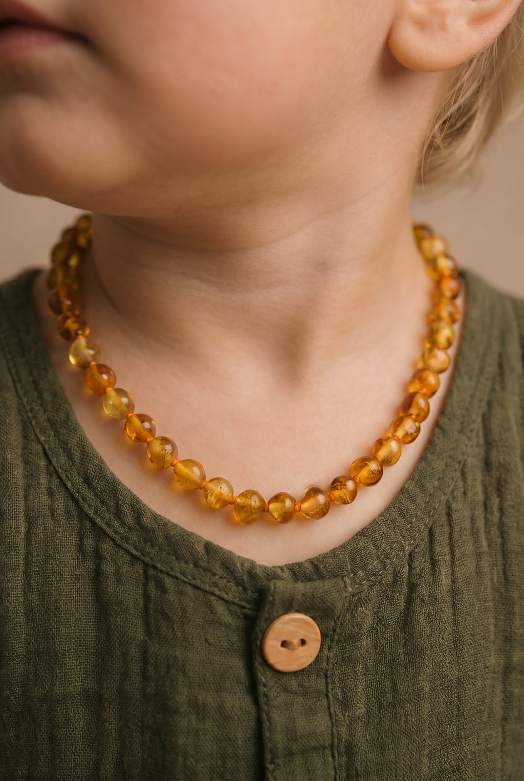 Barnsteen ketting – honing – gepolijste ronde steentjes – 33 cm