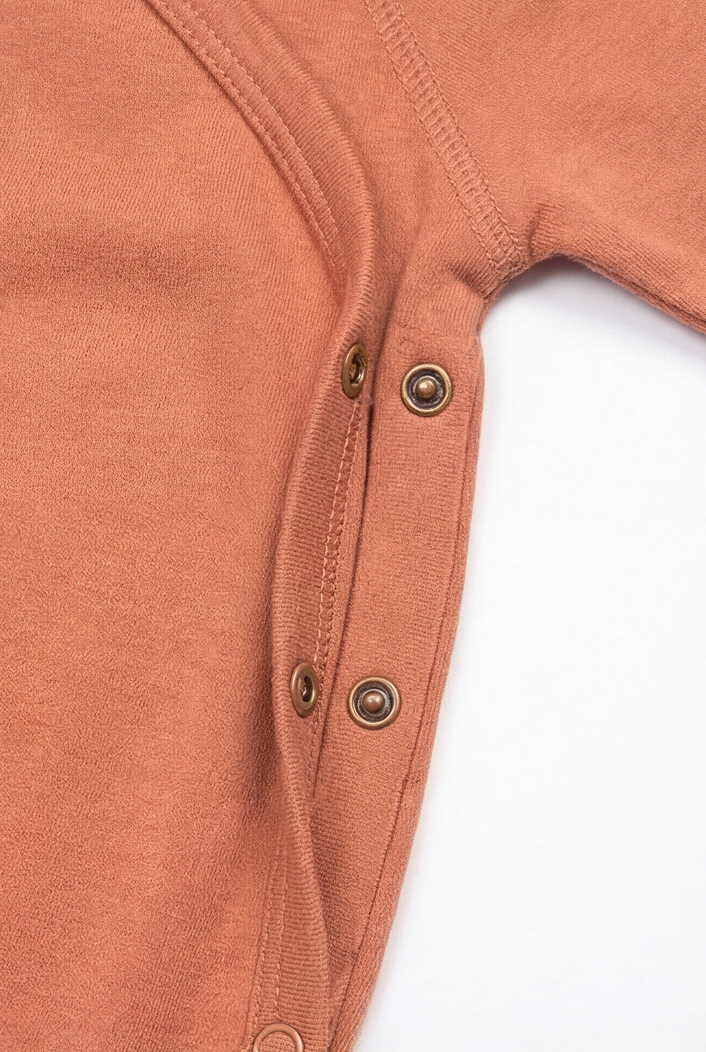 Wollen babypakje met voetjes – merinowol – Coral Gold