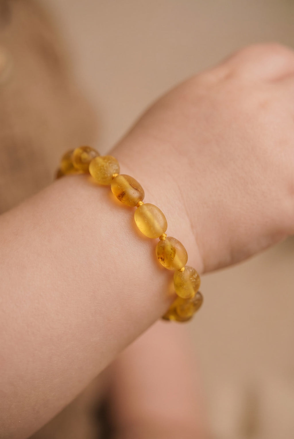 Barnsteen armbandje – ovalen ruwe kraaltjes – Honing – 14 cm