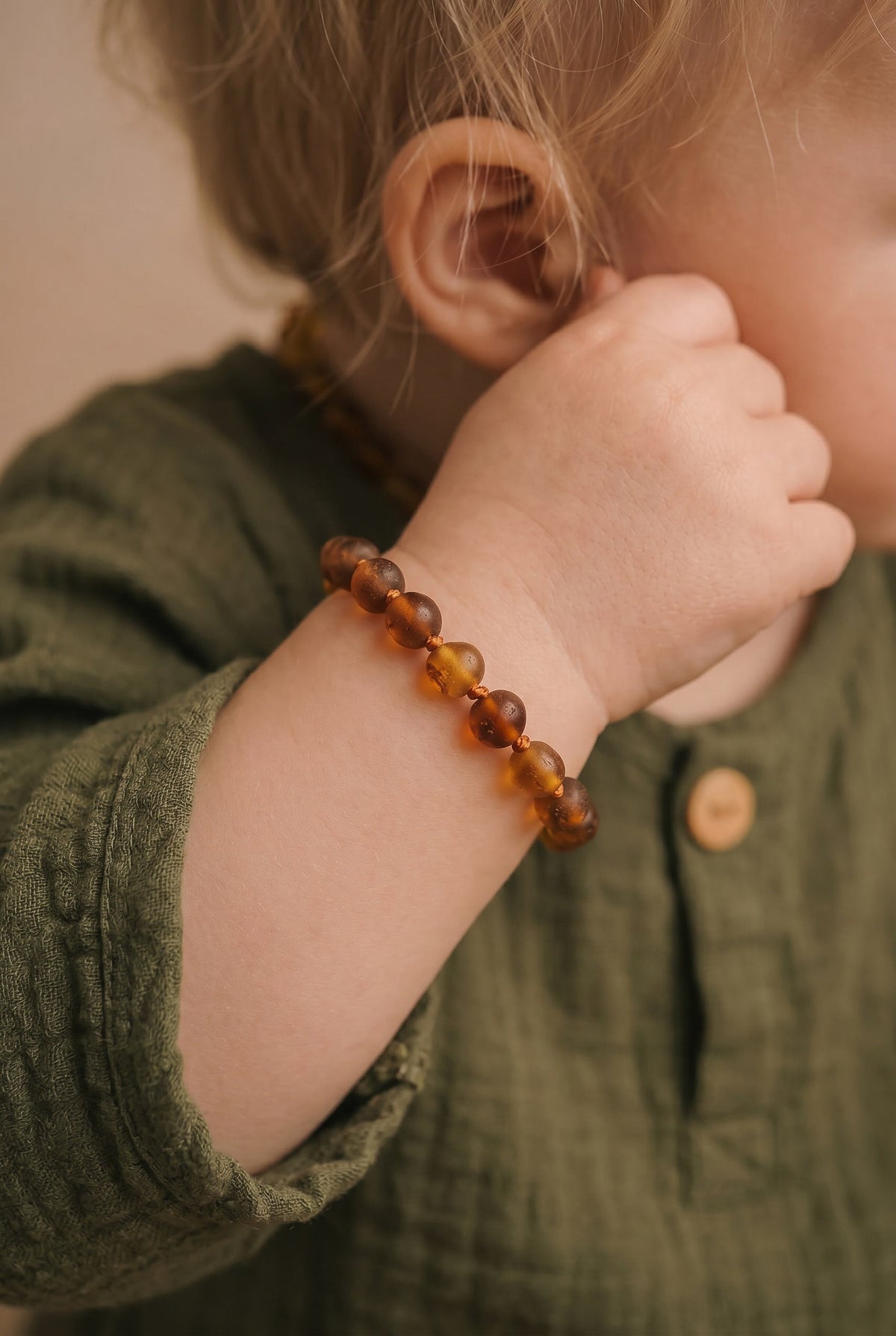Barnsteen armbandje – ronde ruwe kraaltjes – 14 cm – cognac