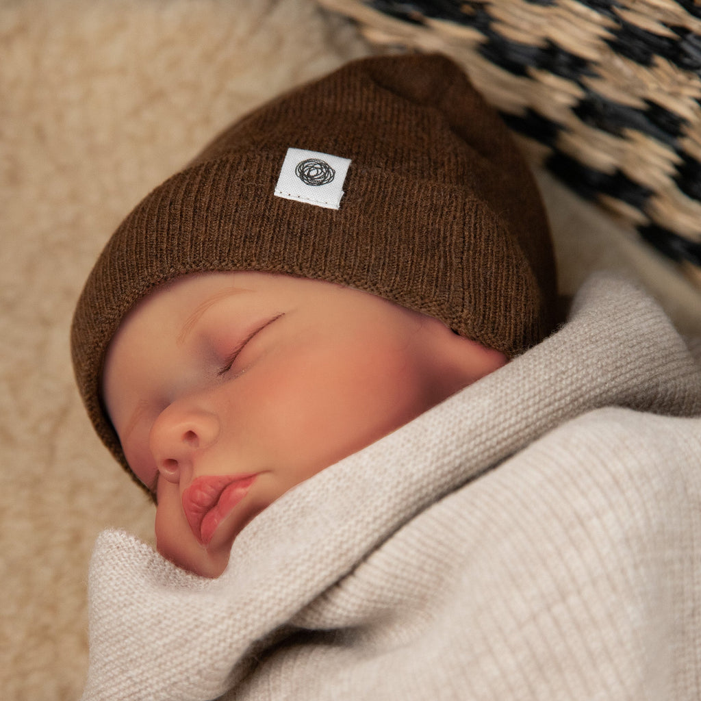 Wollen babymuts gebreid – merinowol – Brunette