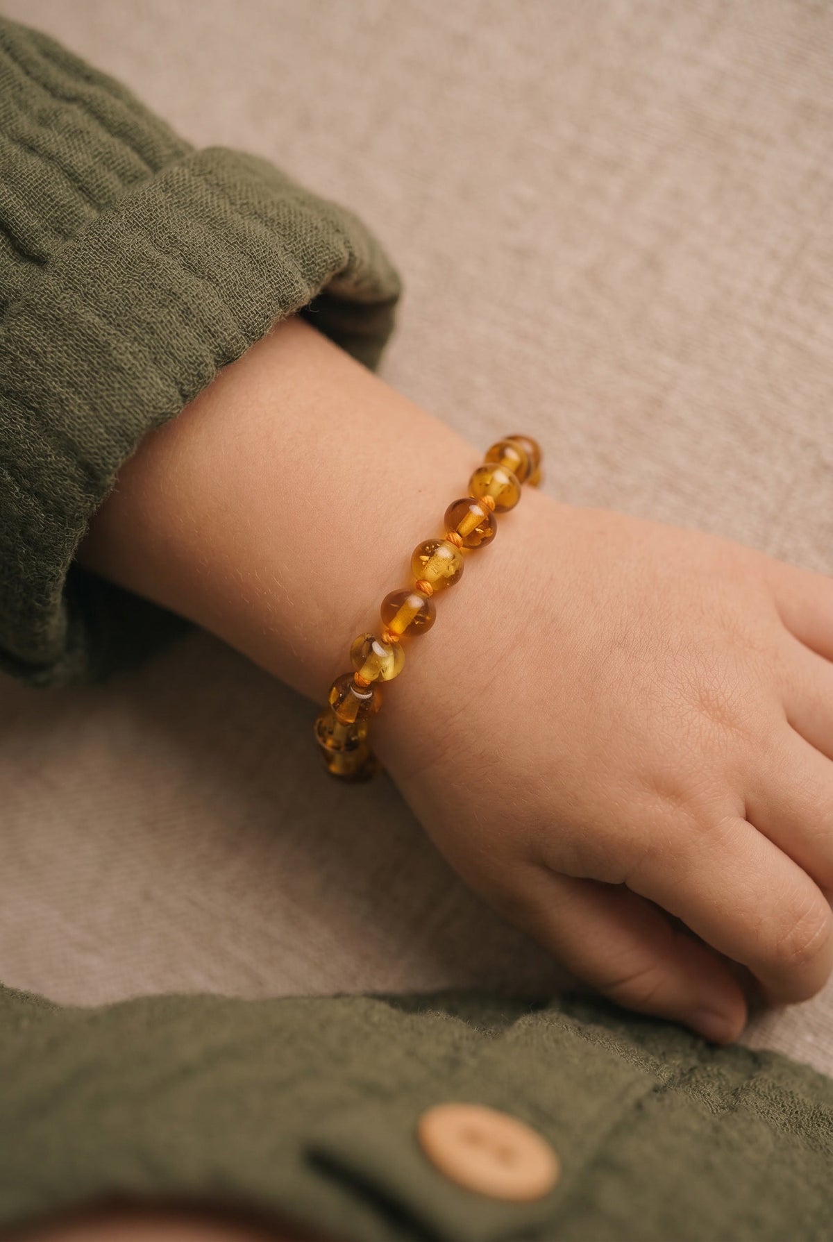 Barnsteen armbandje – ronde kraaltjes – 14 cm – Honing