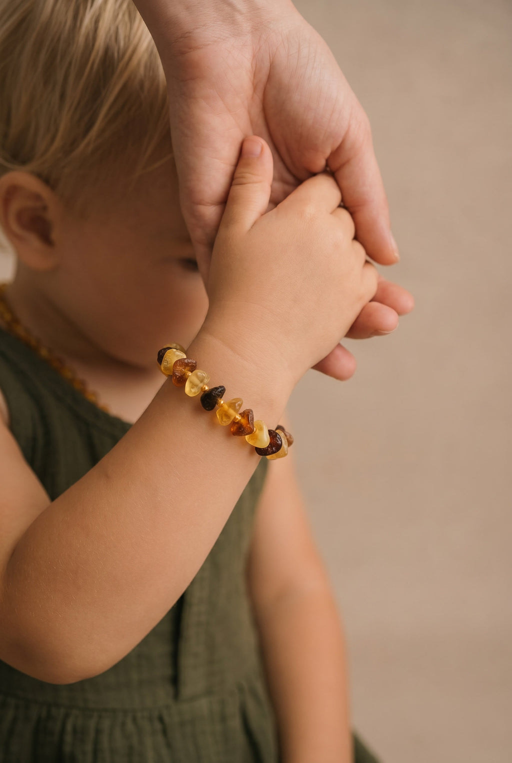 Barnsteen armbandje – chips – ruwe kraaltjes – 14 cm – Gemengde kleuren
