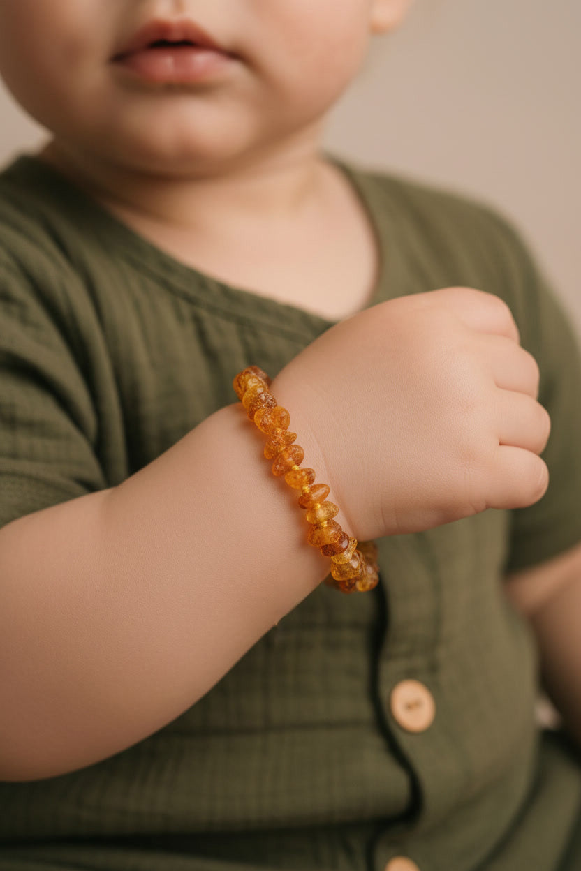 Barnsteen armbandje – chips – ruwe kraaltjes – 14 cm – Honing