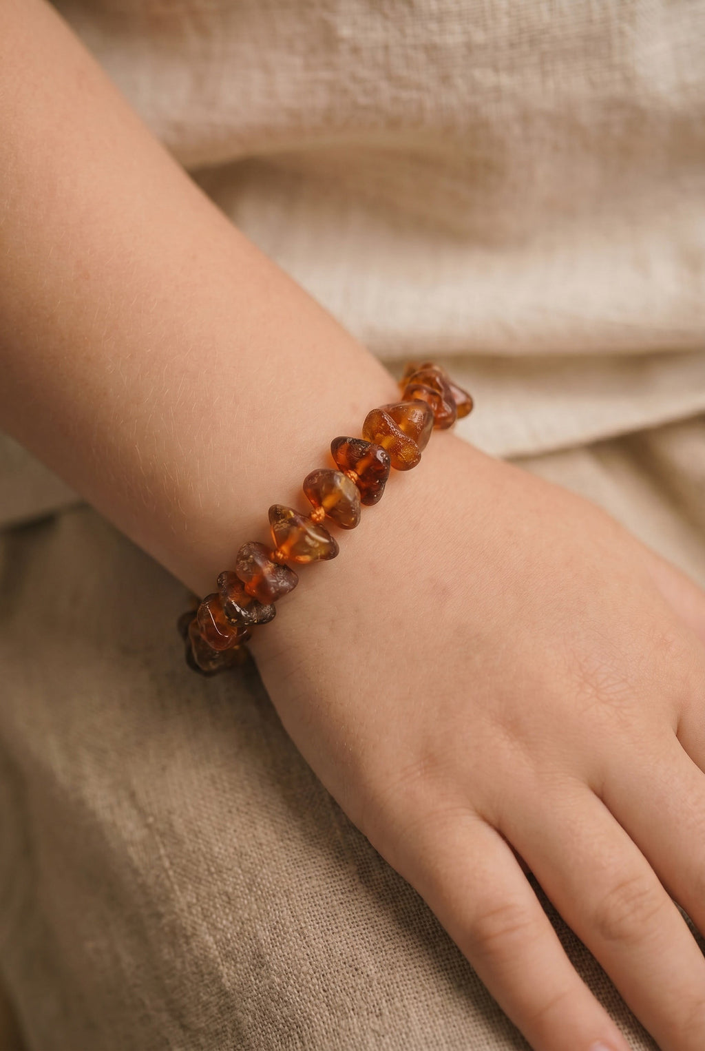 Barnsteen armbandje – cognac – chips gepolijst – 14 cm