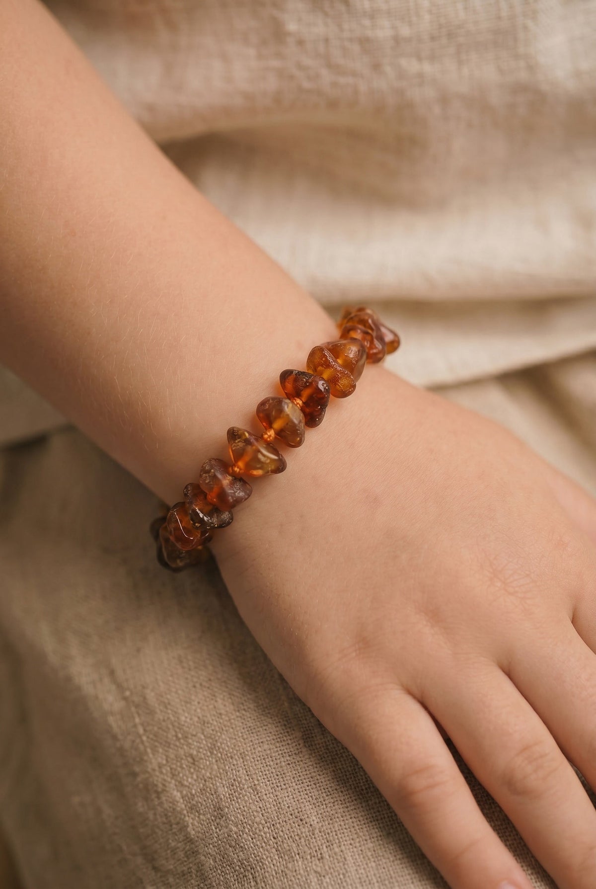 Barnsteen armbandje – cognac – chips gepolijst – 14 cm