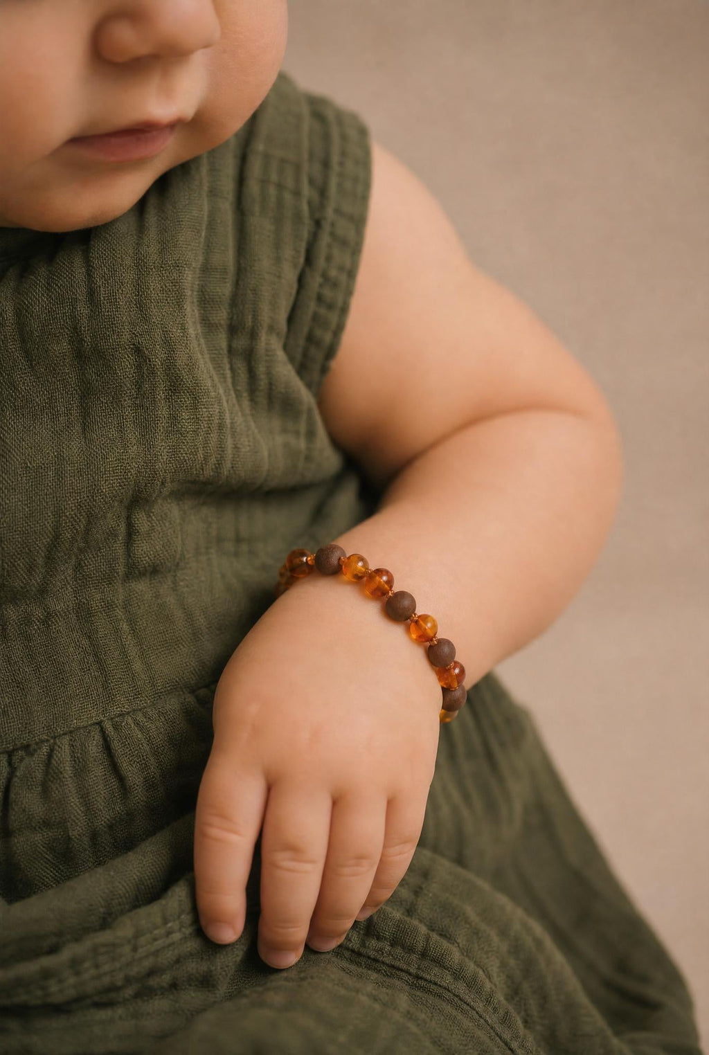 Barnsteen armbandje – ronde kraaltjes – gepolijst/ruw – 14 cm – Cognac