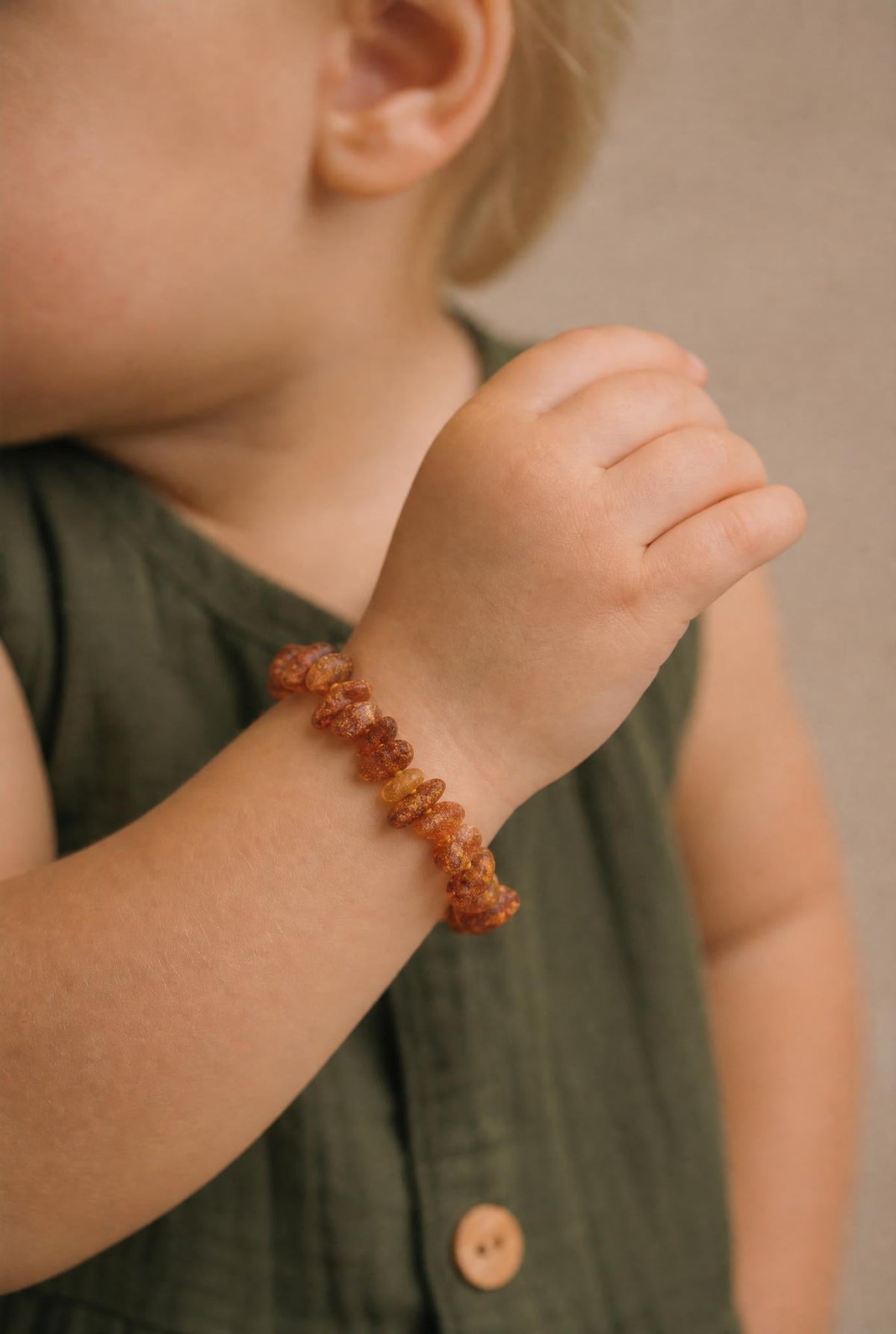 Barnsteen armbandje – chips – ruwe kraaltjes – 14 cm – Dark honing