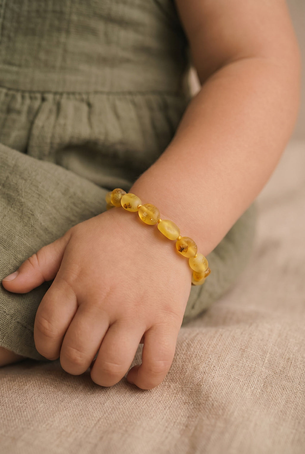 Barnsteen armbandje – ovalen ruwe kraaltjes – Citroen – 14 cm
