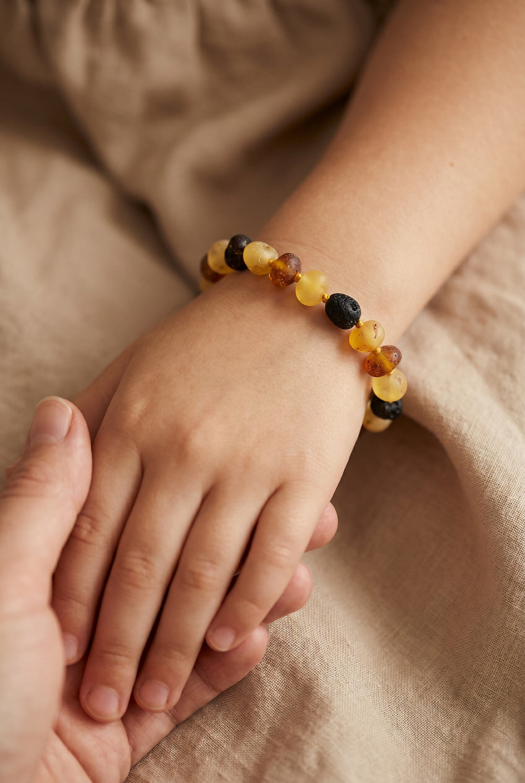 Barnsteen armbandje – ronde ruwe kraaltjes – 14 cm – Gemengde kleuren