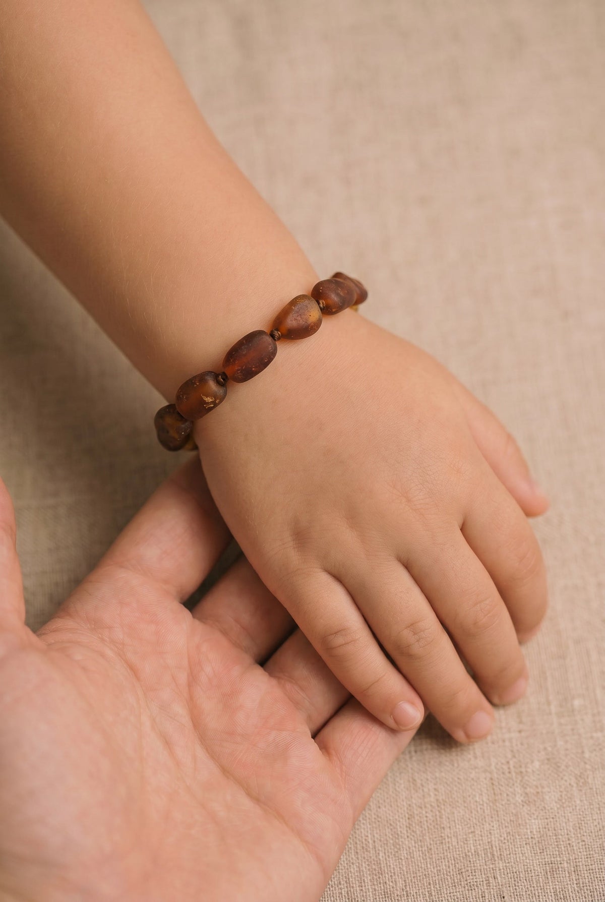 Barnsteen armbandje – ovalen ruwe kraaltjes – Cognac – 14 cm