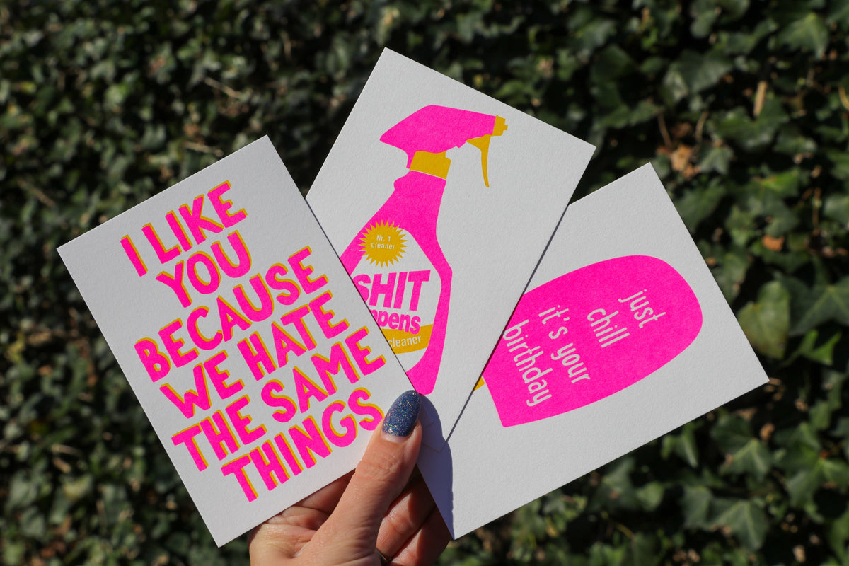 Studio Inktvis - Shit Happens Reinigingsspuitfles Risograph Postkaart