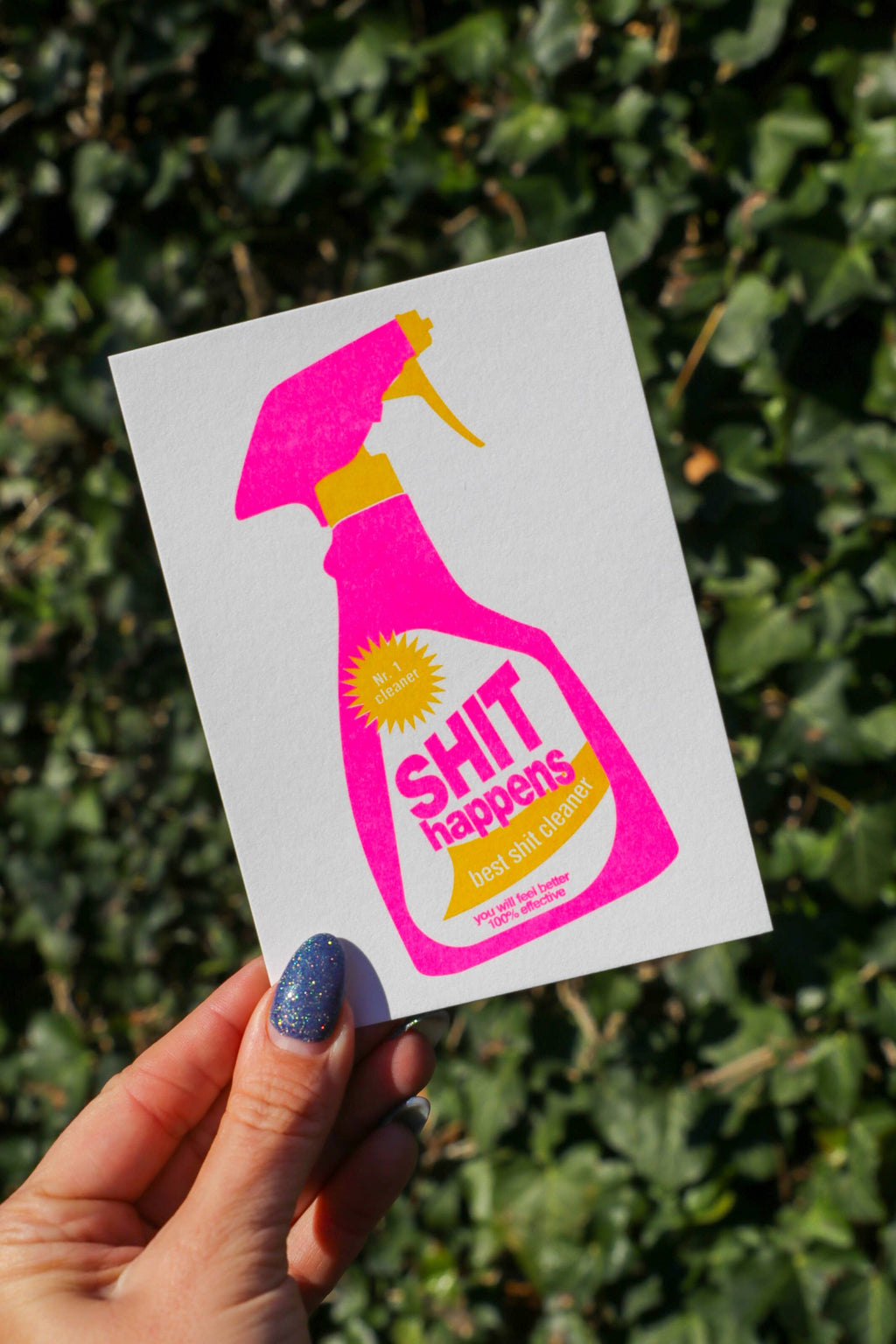 Studio Inktvis - Shit Happens Reinigingsspuitfles Risograph Postkaart