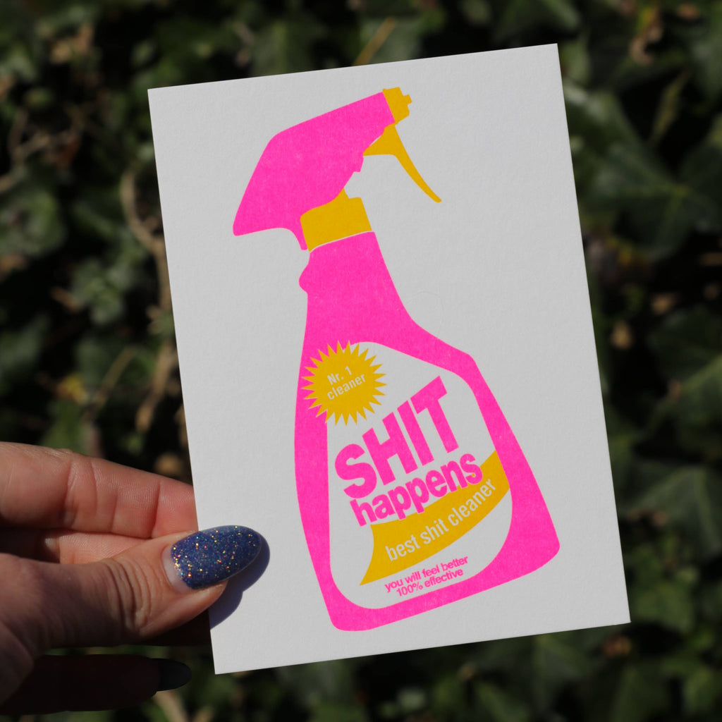 Studio Inktvis - Shit Happens Reinigingsspuitfles Risograph Postkaart