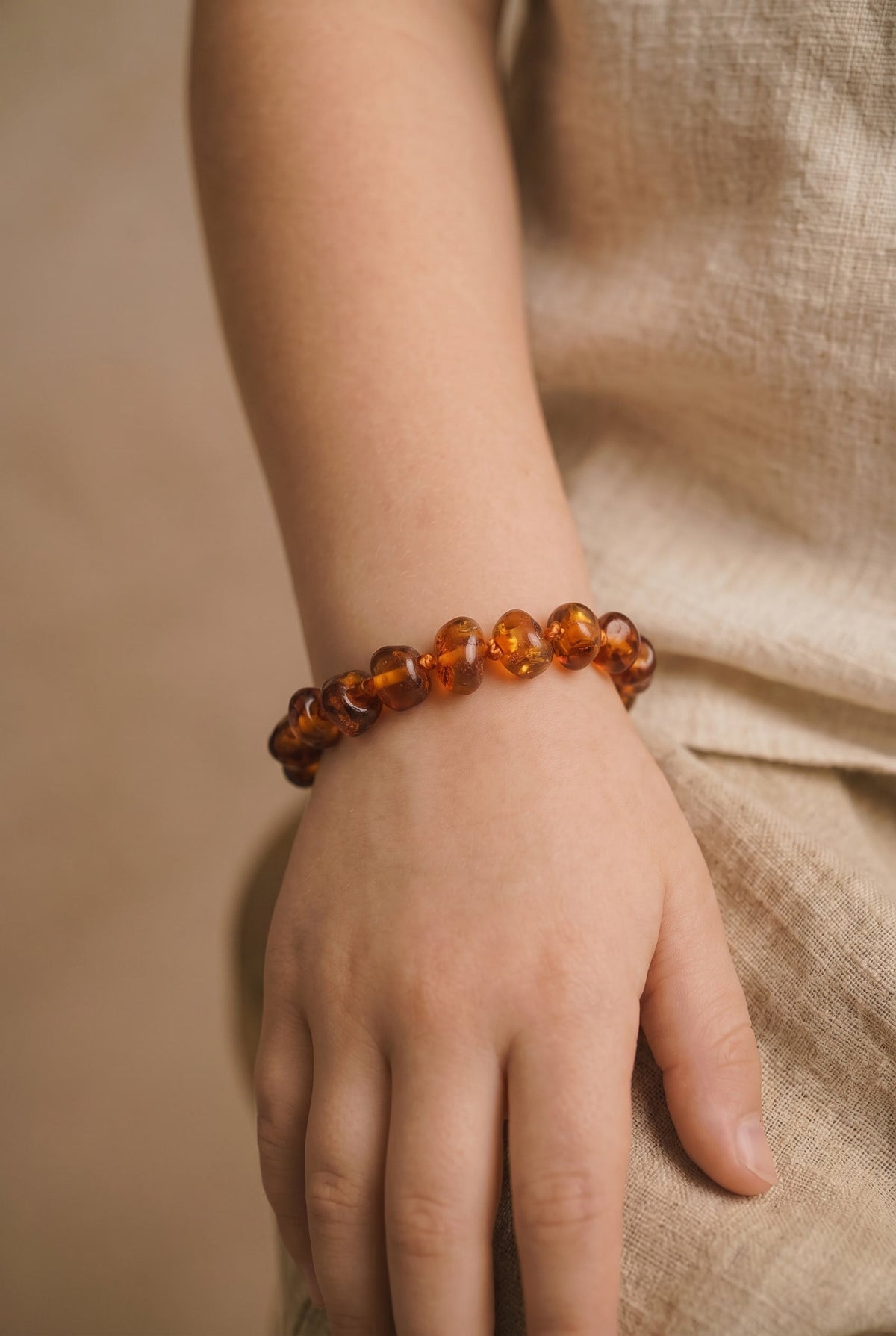 Barnsteen armbandje – ronde kraaltjes – gepolijst – 14 cm – Cognac