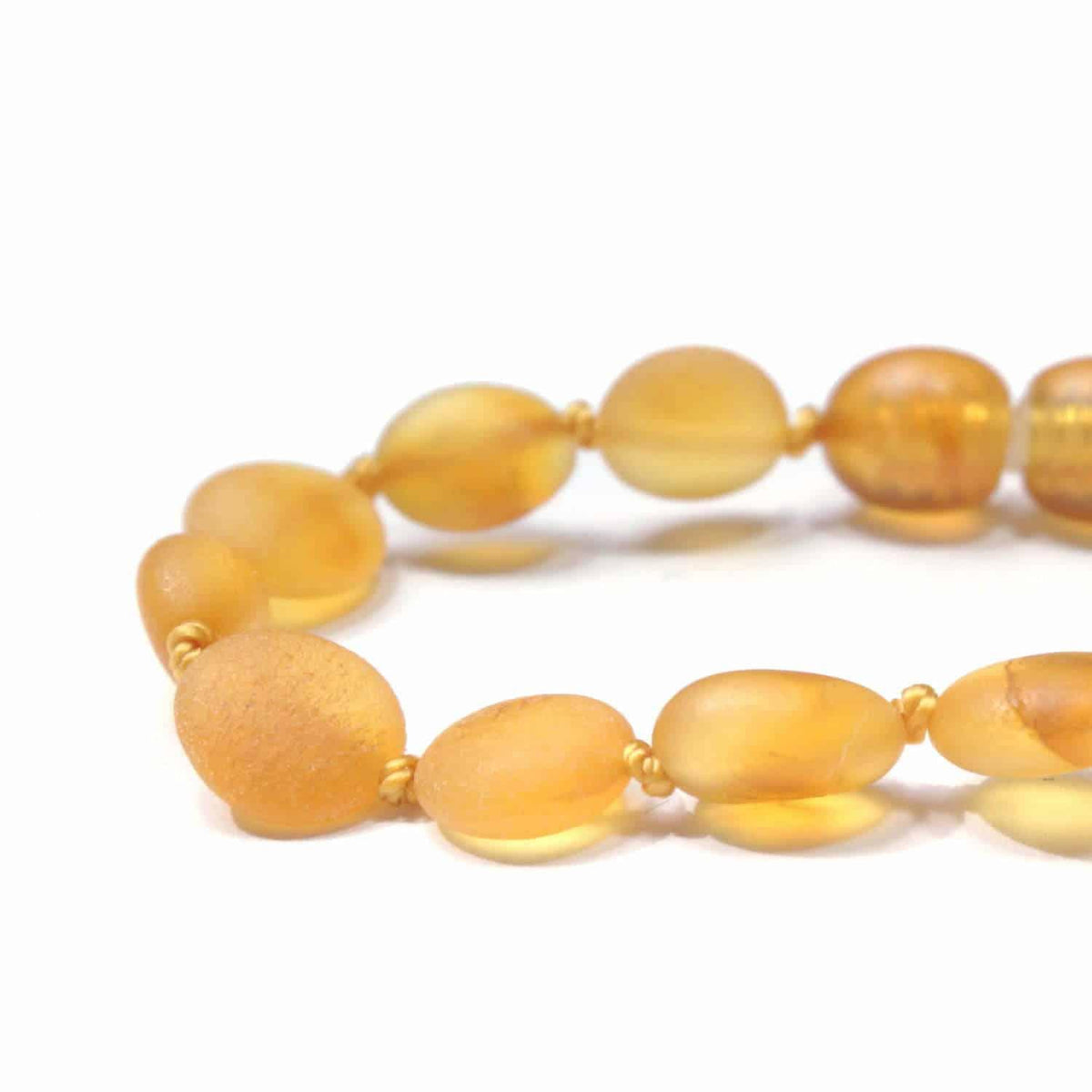 Barnsteen armbandje – ovalen ruwe kraaltjes – Honing – 14 cm