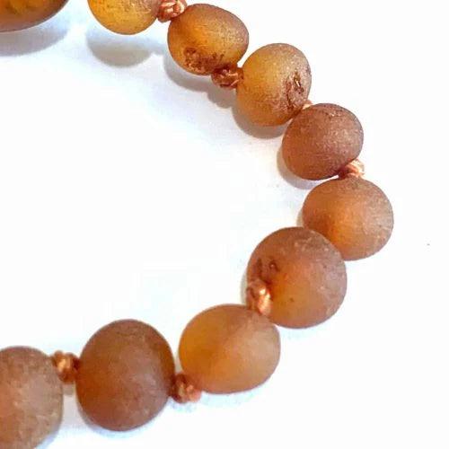 Barnsteen armbandje – ronde ruwe kraaltjes – 14 cm – cognac