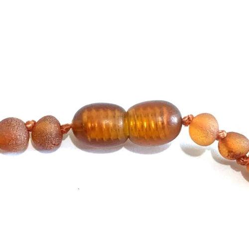 Barnsteen armbandje – ronde ruwe kraaltjes – 14 cm – cognac