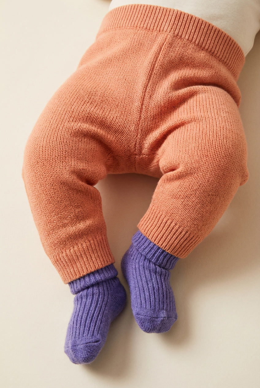 Merinowol gebreid babybroekje – Peach Fuzz