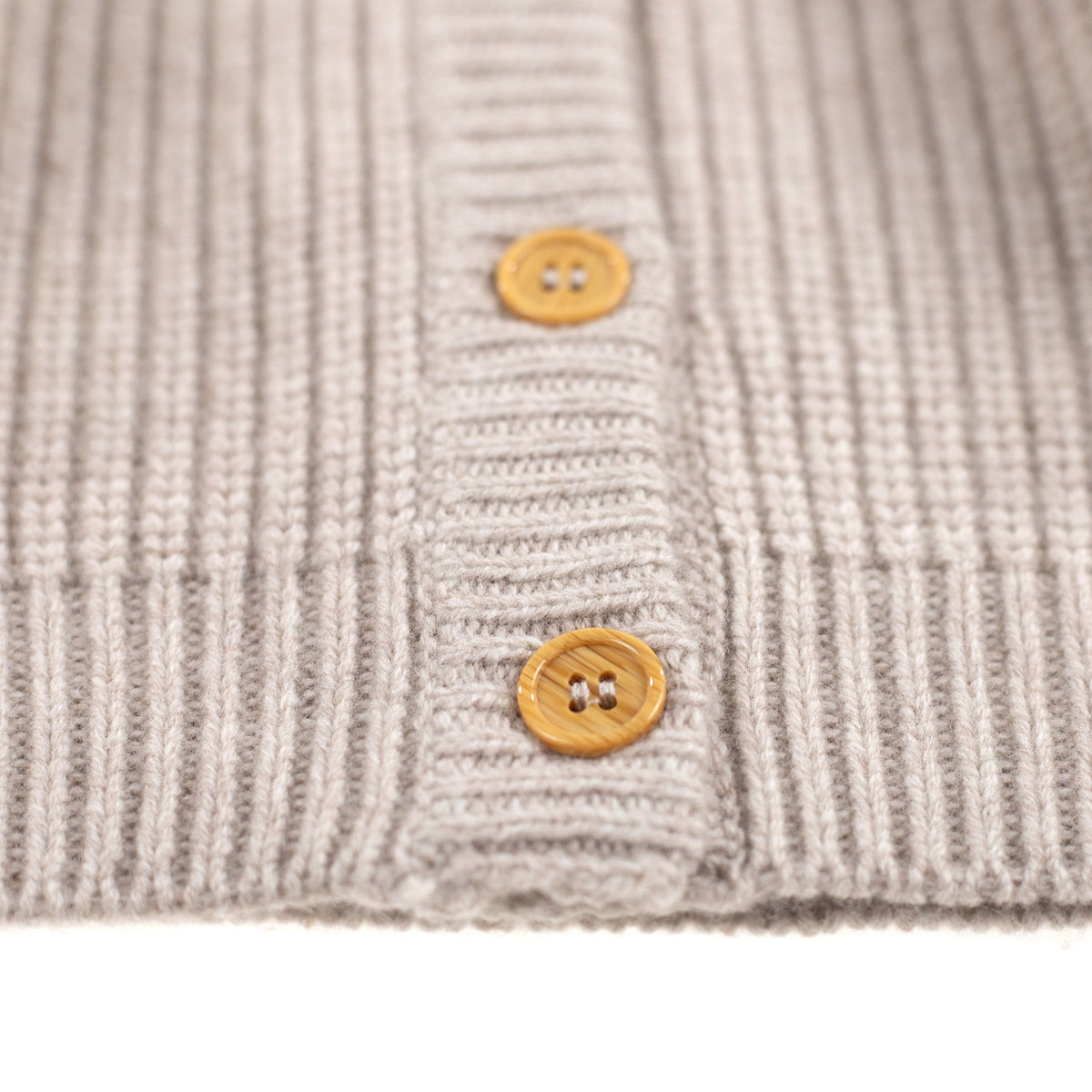 Gebreid wollen babyvestje – merinowol – Garlic