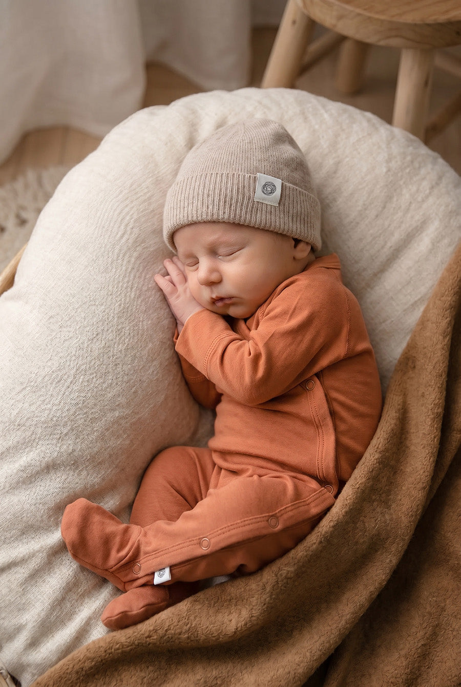 Wollen babypakje met voetjes – merinowol – Coral Gold
