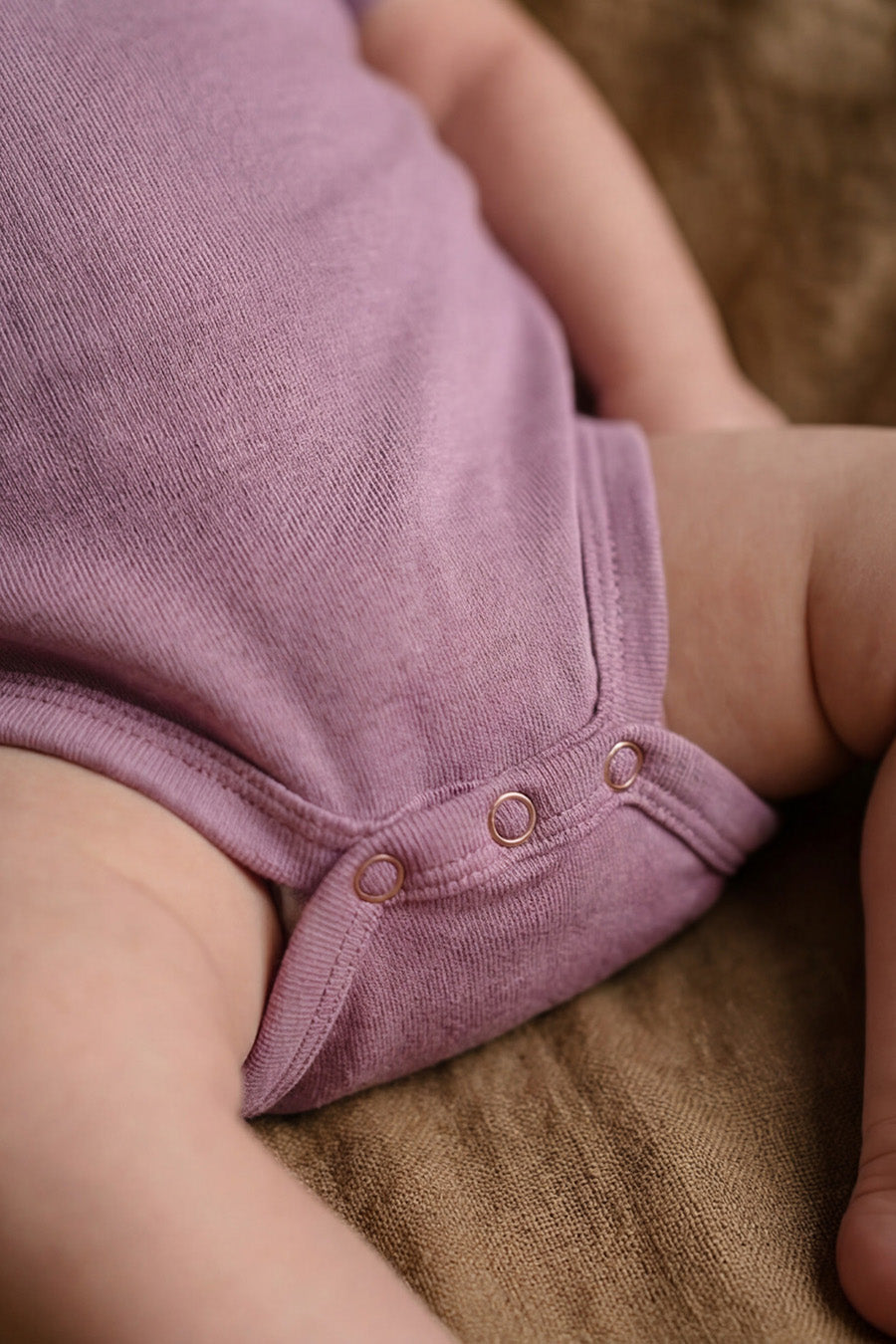 Wollen overslagromper korte mouw – merinowol – Lavender Mist