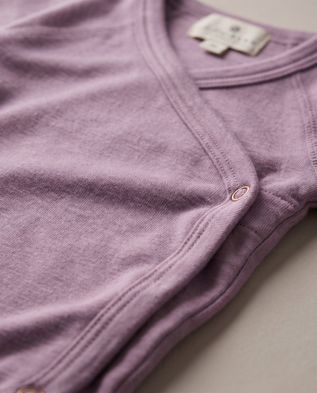 Wollen overslagromper lange mouw – merinowol – Lavender Mist