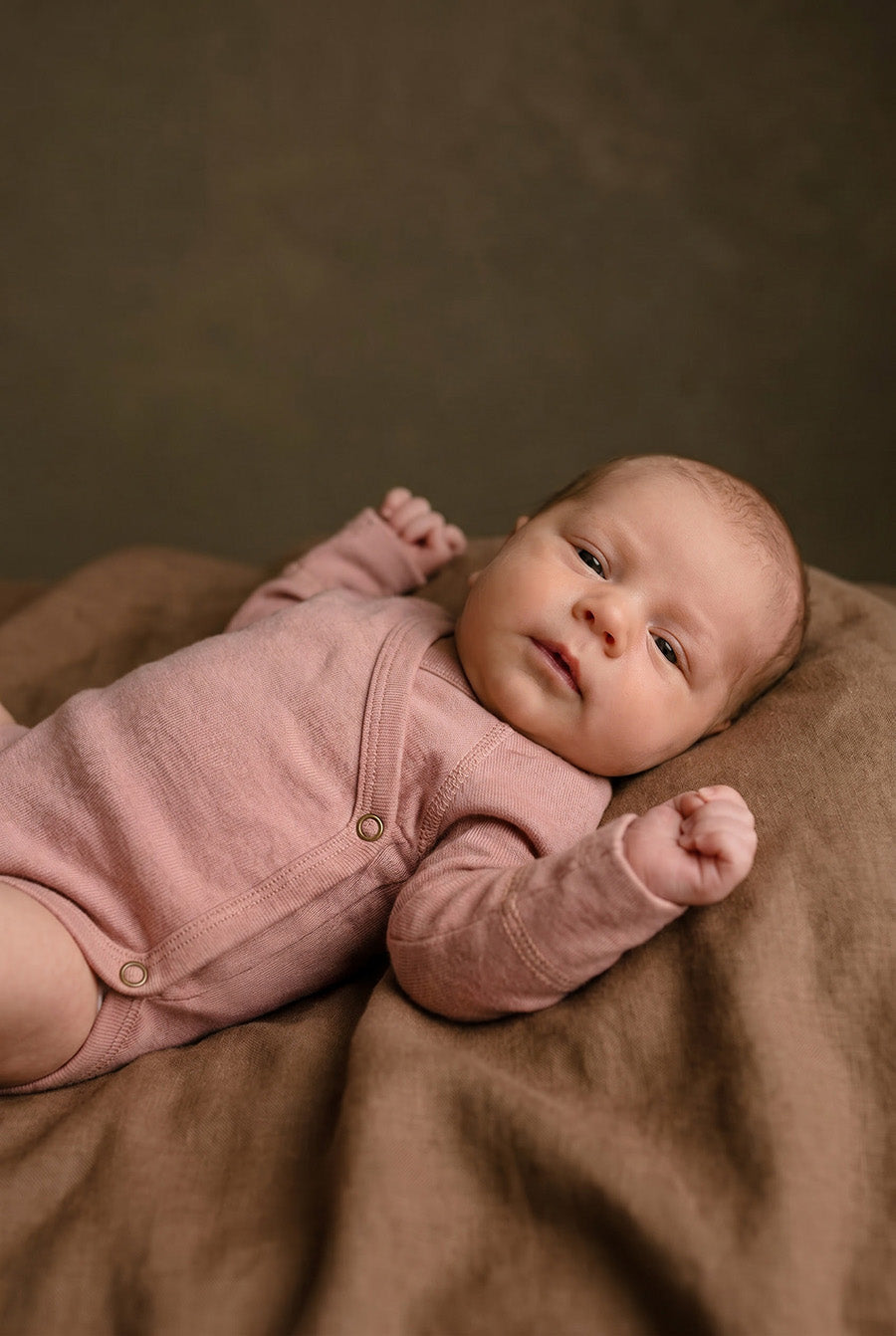 Wollen overslagromper lange mouw – merinowol – Misty Rose
