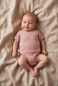 Wollen overslagromper korte mouw – merinowol – Misty Rose