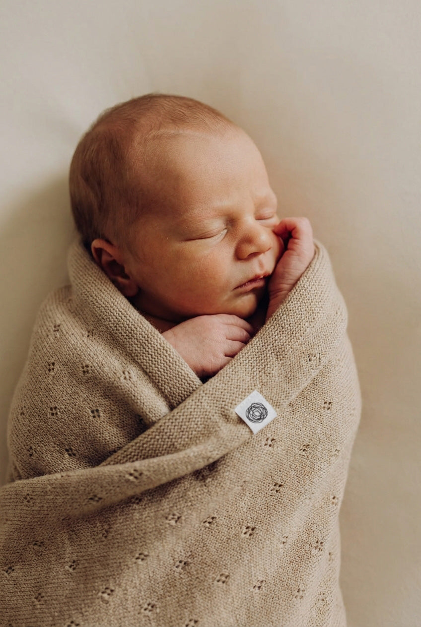 Wollen baby- en wikkeldeken – pointelle gebreid – merinowol – Biscotti