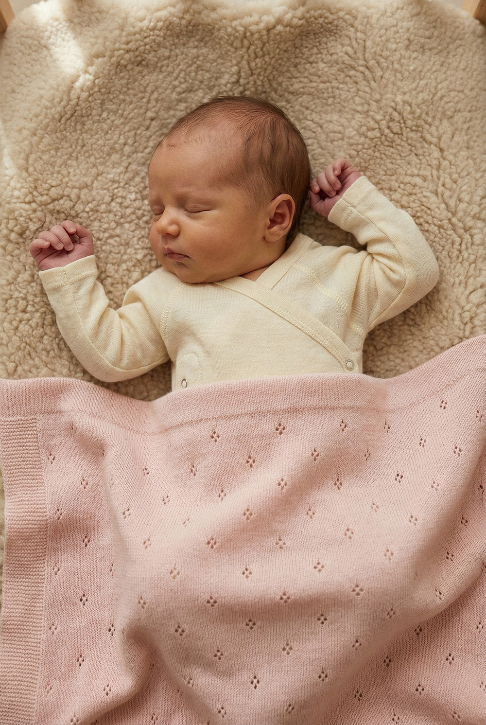 Wollen baby- en wikkeldeken – pointelle gebreid – merinowol – Powder Puff